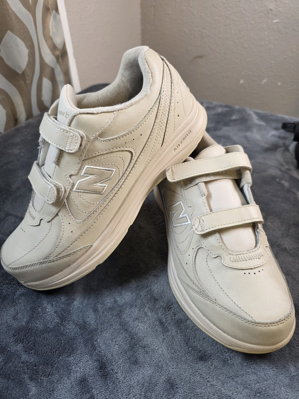 New Balance 577 Mens Size 8 2E Beige Hook And Loop Walking Shoes NEEDS INSOLES